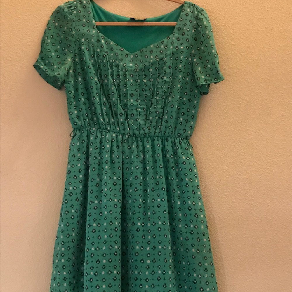 Missing belt but dress is in decent shape.